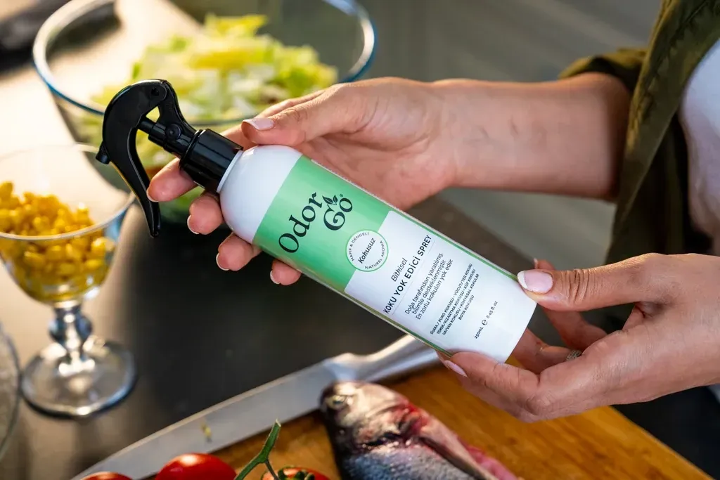 ODORGO Koku Yok Edici Sprey — ODORGO Koku Yok Edici Sprey 250ml, doğal ve bitkisel içeriklerle formüle edilmiş, yeni nesil koku giderme teknolojisine sahip bir üründür. ODORGO, piyasadaki geleneksel oda kokularının aksine, kötü kokuları maskeler ya da üzerini başka bir kokuyla örtmek yerine, moleküler düzeyde koku kaynağını nötralize eder; yani kokuyu yok eder. Ürün tamamen su bazlı, vegan ve bitki bazlı formüle sahiptir. Formülünde toksik kimyasallar, paraben, ftalat, yapay parfüm veya sülfat bulunmaz. Bu sayede çocukların, evcil hayvanların ve hassas bünyeli kişilerin bulunduğu ortamlarda güvenle kullanılabilir. Sprey, mutfak, banyo, sigara, evcil hayvan, çöp gibi sıkıntılı alanlarda hızla etki göstererek hem havadaki hem de yüzeylerdeki kötü kokuları giderir. Koltuk, halı, perde, kıyafet, yatak, araç içi gibi akla gelebilecek pek çok yerde kullanıma uygundur ve kumaş yüzeylerde dahi leke bırakmaz. Kullanım sırasında çocuğunuzun, evcil hayvanınızın sağlığını riske atmaz; çevre dostudur. Ürünün başındaki belirgin koku, tamamen doğal bitkisel yağların yoğunlaşmasından kaynaklanır ve kısa sürede kaybolur; bu aşamadan sonra da koku giderme etkisi devam eder. Firmanın Ar-Ge odaklı yaklaşımı sayesinde geliştirilen moleküler koku nötralizasyonu teknolojisi ile ODORGO, kötü kokulara karşı etkili ve kalıcı bir çözüm sunmaktadır. Marka kimliği yenilikçi, doğal, şeffaf ve müşteri memnuniyetine odaklıdır. %100 memnuniyet garantisi ile müşteri odaklılığını öne çıkarır, memnun kalmama durumunda iade imkânı sunar. Markanın öne çıkan diğer avantajları arasında; tüm ürünlerde sepette ikinci ürüne %20 indirim, 1000 TL ve üzeri alışverişlerde ücretsiz kargo, güvenilirlik ve çevreye duyarlılık yer alır. Ayrıca, marka kullanıcı yorumlarında müşteri desteği ve firma ilgisi ile de övgü toplamaktadır. Pazarlama açısından; güvenli kullanım, toksik madde içermemesi, çocuk ve evcil hayvanlar için uygun olması ve kötü kokuları başka bir kokuyla gizlemek yerine tamamen ortadan kaldırması en güçlü söylemlerdir. Ürün, özellikle hijyen ve sağlık duyarlılığı olan aileler, hassas bireyler, evcil hayvan sahipleri ile ev ve ofislerde hızlı, pratik, doğal ve etkili koku giderici arayanlar için idealdir. Ayrıca, doğal içerikli ve vegan yaşam tarzını benimseyenler için ayrı bir çekicilik sunmaktadır.